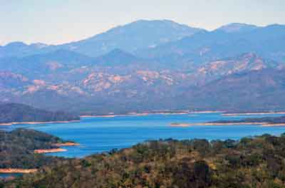 Lake Comedero Mexico is surrounded by the Sierra Madre mountain range, steep hills and bluffs holding some awesome largemouth bass fishing Lake Comedero Mexico is surrounded by the Sierra Madre mountain range, steep hills and bluffs holding some awesome largemouth bass fishing