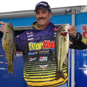 EverStart pro bass angler Ron Shuffield caught 5 bass weighing 18 pounds 10 ounces to take the day 3 lead in the 2011 FLW Tour event on Beaver Lake EverStart pro bass angler Ron Shuffield caught 5 bass weighing 18 pounds 10 ounces to take the day 3 lead in the 2011 FLW Tour event on Beaver Lake