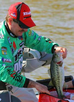 Shaw Grigsby extends his lead on Harris Chain in the Elite Series Sunshine Showdown to almost 12 pounds going into the final day Shaw Grigsby extends his lead on Harris Chain in the Elite Series Sunshine Showdown to almost 12 pounds going into the final day