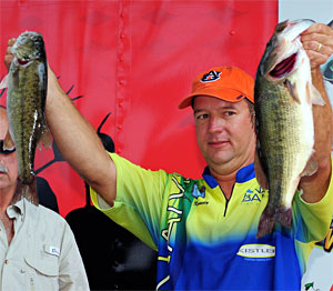 Kinami pro Steve Kennedy of Alabama leads going into the final day with 28.23 pounds on Neely Henry Lake Kinami pro Steve Kennedy of Alabama leads going into the final day with 28.23 pounds on Neely Henry Lake