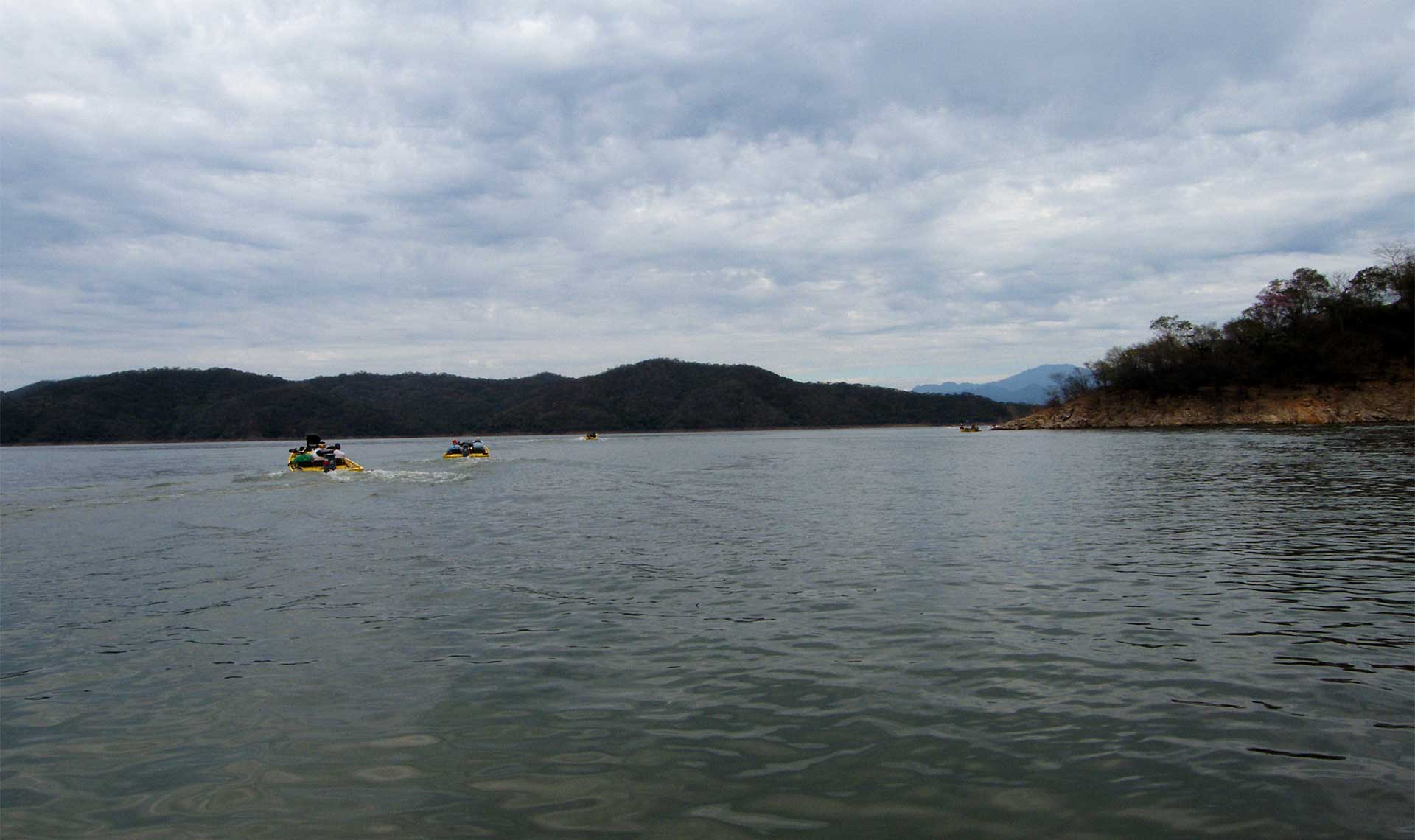 Morning boats running Lake Comedero 2009_0121 09-20097