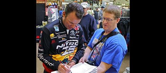 Michigan Bassmaster Elite Angler Kevin VanDam signs the Scientific Fish and Wildlife Conservation Act petition with GreatLakesBass.com owner Dan Kimmel. Photo Credit: Mark 'cameraguy' Gomez