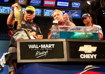 2007 FLW Tour Detroit River Champion Steve Clapper hoists another big Lake Erie smallie out for weighmaster Charlie Evans as 2nd place finisher Kevin Long looks on